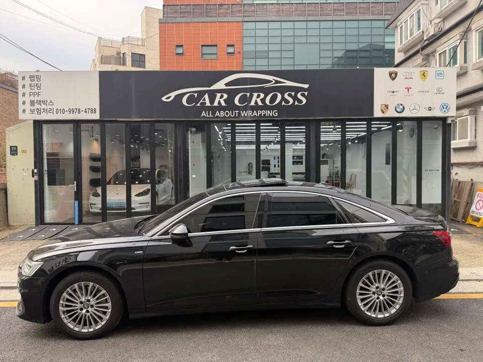 Audi A6のカーラッピング事例|クロームメッキのブラックアウト 施工写真 3-1