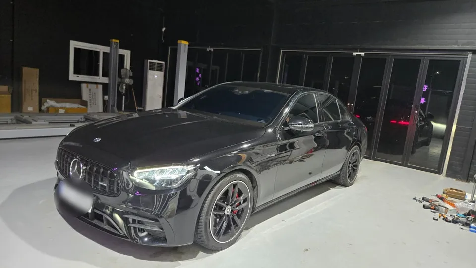 Mercedes-Benz E-Class W213 ambient lighting installation result