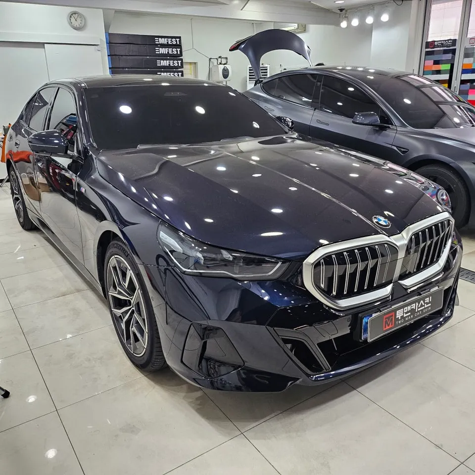 BMW 5 Series G30 カーラッピング事例|グリルクロームをブラックに 施工写真 1-1
