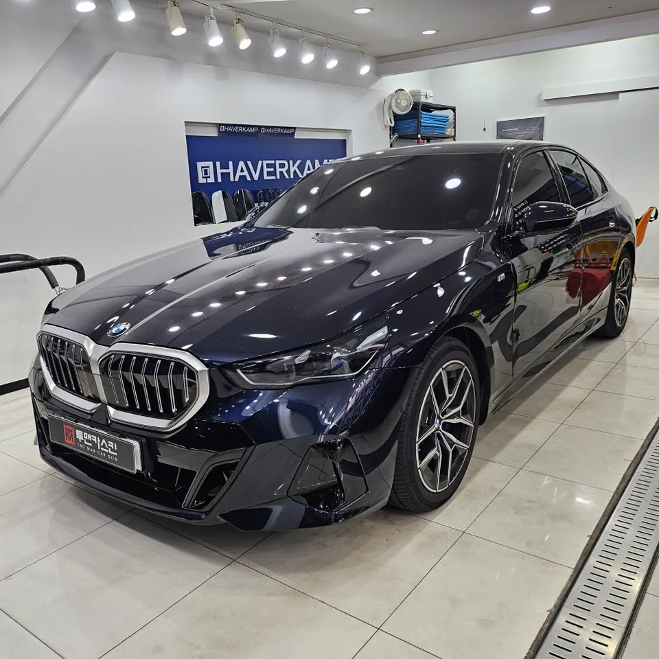 BMW 5 Series G30 カーラッピング事例|グリルクロームをブラックに 施工写真 2-1