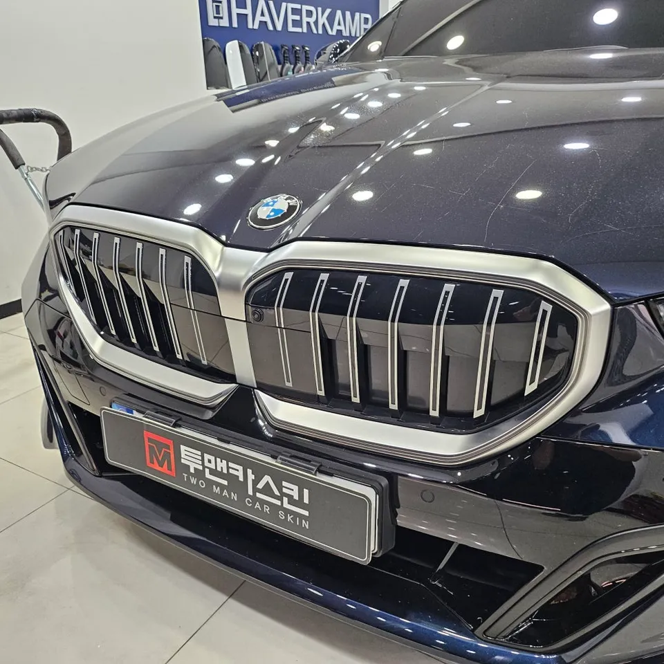 BMW 5 Series G30 カーラッピング事例|グリルクロームをブラックに 施工写真 3-2