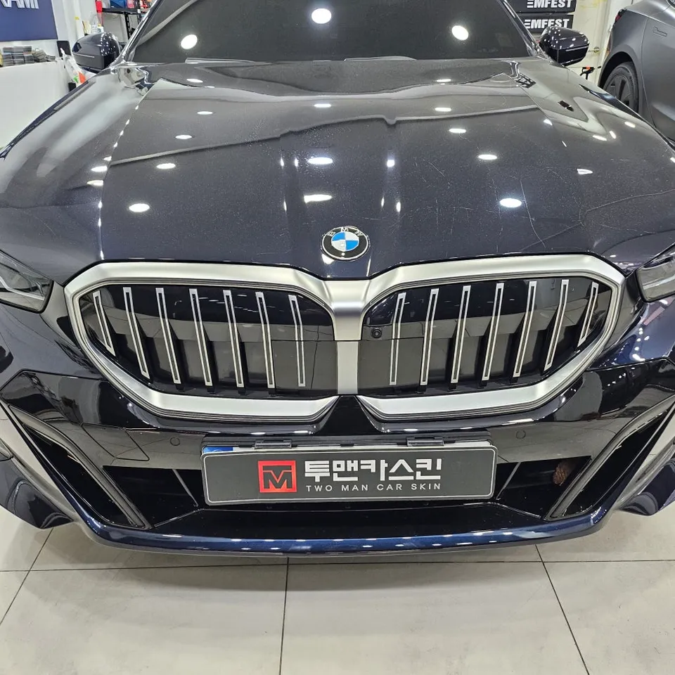 BMW 5 Series G30 カーラッピング事例|グリルクロームをブラックに 施工写真 1-3