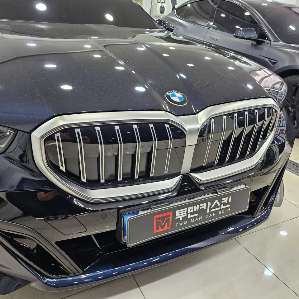 BMW 5 Series G30 カーラッピング事例|グリルクロームをブラックに 施工写真 2-3