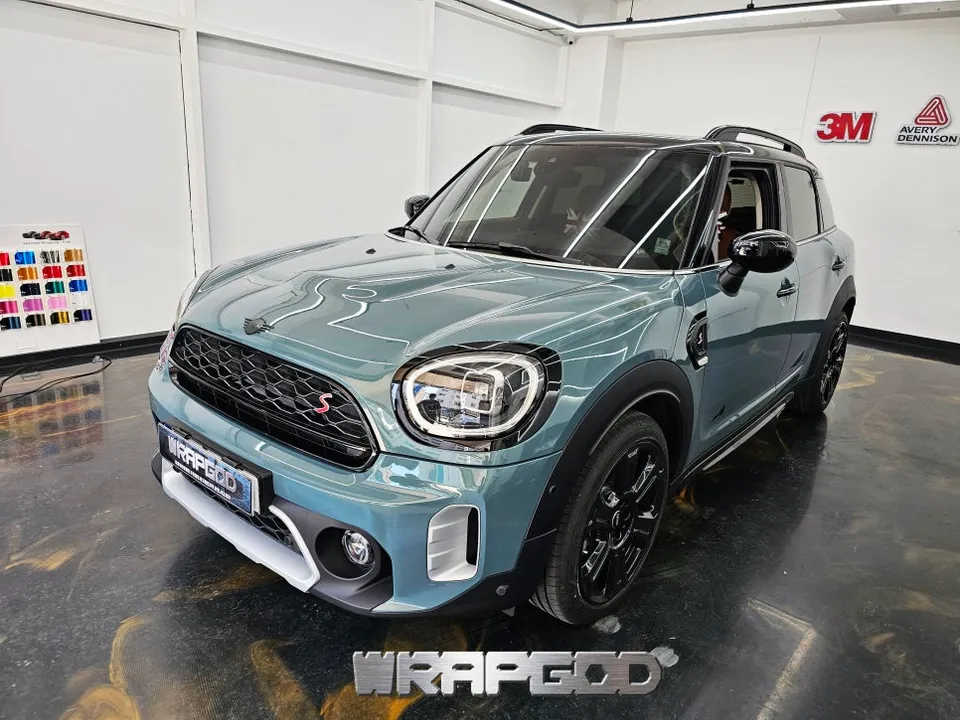 MINI Countryman vinyl wrap - MINI Countryman Vinyl Wrap Review: Sporty Black Transformation photo 3
