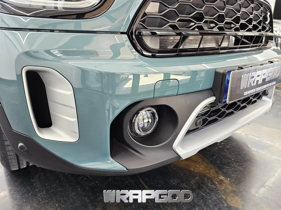 MINI Countryman vinyl wrap - MINI Countryman Vinyl Wrap Review: Sporty Black Transformation photo 4