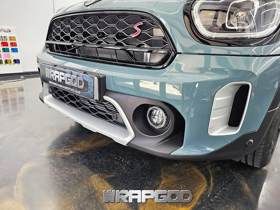 MINI Countryman vinyl wrap - MINI Countryman Vinyl Wrap Review: Sporty Black Transformation photo 5