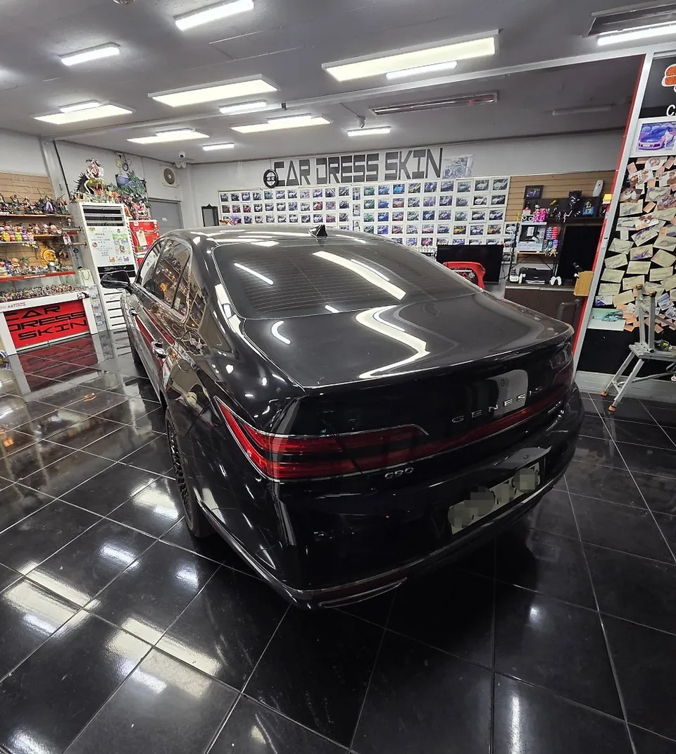 Genesis G90のカーラッピング事例 施工写真 2-2