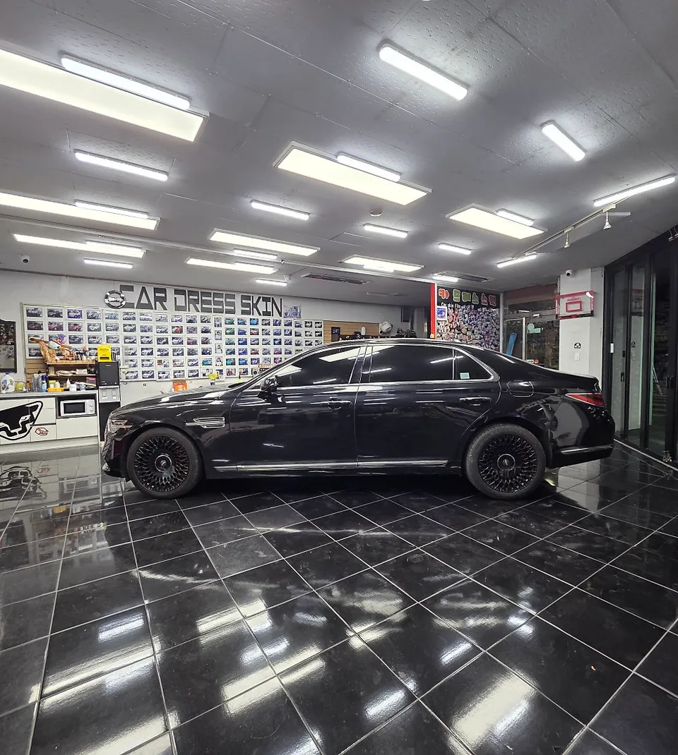 Genesis G90のカーラッピング事例 施工写真 4-2