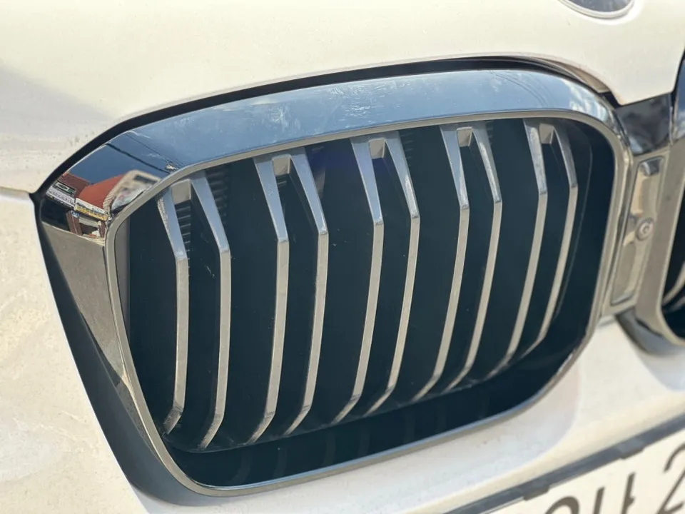 BMW 5 Series G60 vinyl wrap - BMW 5 Series G60 Vinyl Wrap Review: All-Black Grille Transformati photo 4
