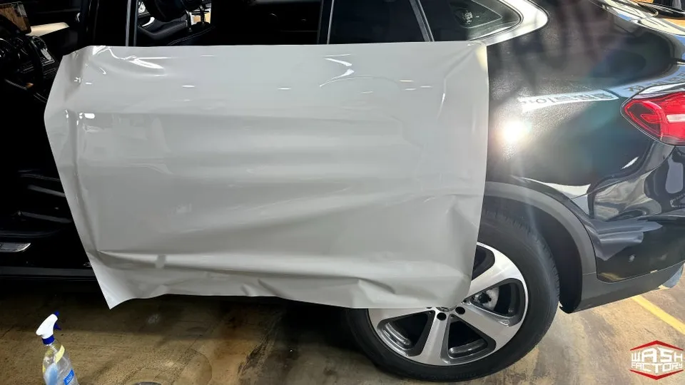 Mercedes-Benz GLCのカーラッピング事例|AXチョークグレー 施工写真 2-1