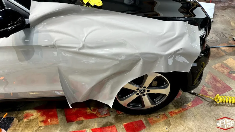 Mercedes-Benz GLCのカーラッピング事例|AXチョークグレー 施工写真 3-2