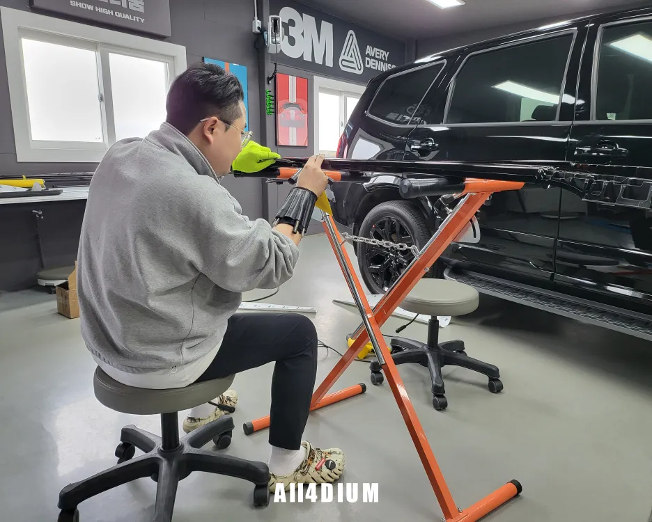 Kia Mohaveのカーラッピング事例｜クロームブラック化 施工写真 3-1