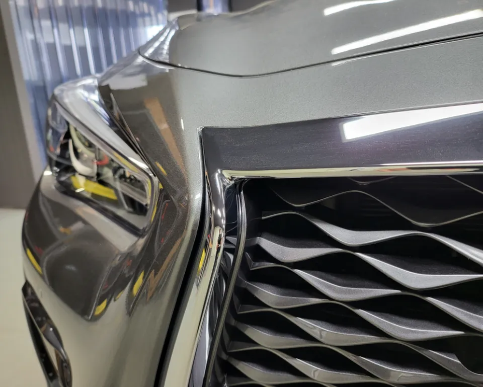 Infiniti Q50のカーラッピング事例:カーボン調ポイントカスタム 施工写真 2-1