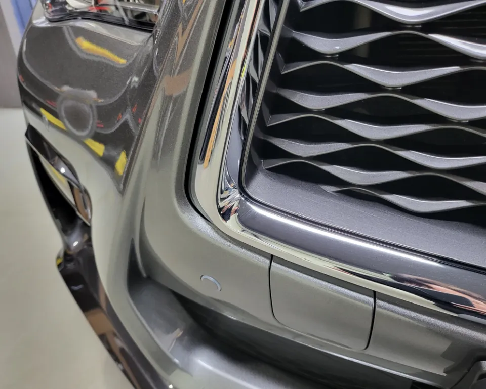 Infiniti Q50のカーラッピング事例:カーボン調ポイントカスタム 施工写真 3-1