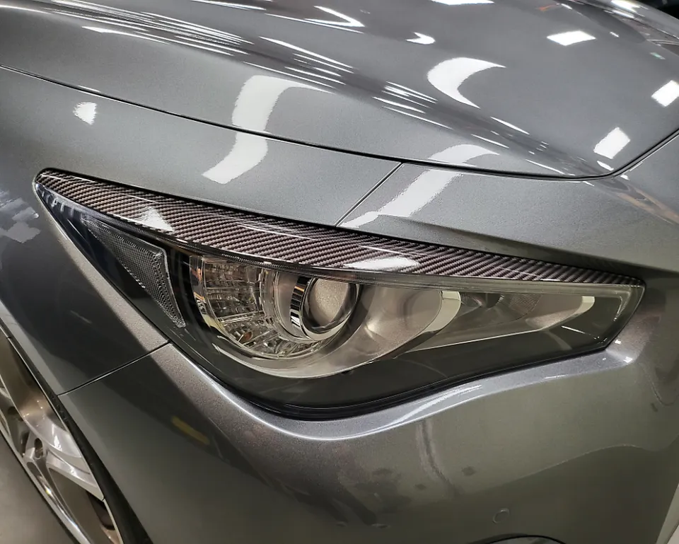 Infiniti Q50のカーラッピング事例:カーボン調ポイントカスタム 施工写真 2-3