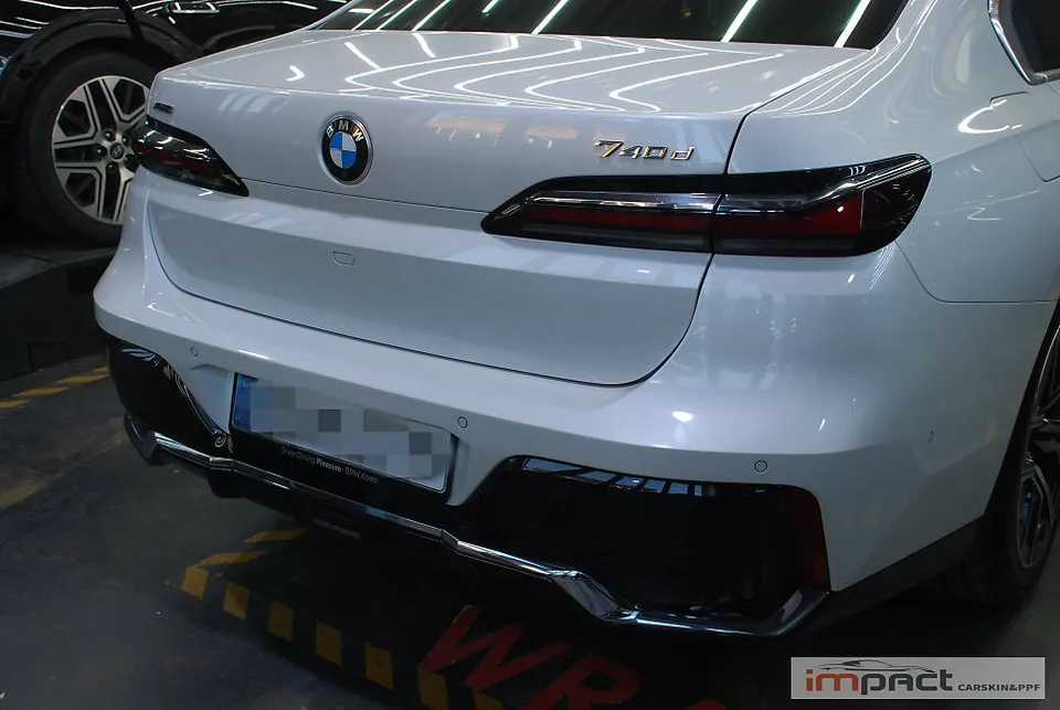 BMW i7のカーラッピング事例|クローム除去で高級感を高める 施工写真 1-2