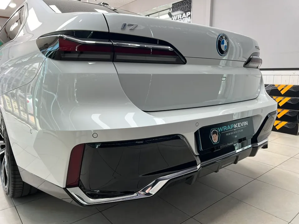 BMW i7のカーラッピング事例:クロームパーツの印象変更 施工写真 2-2