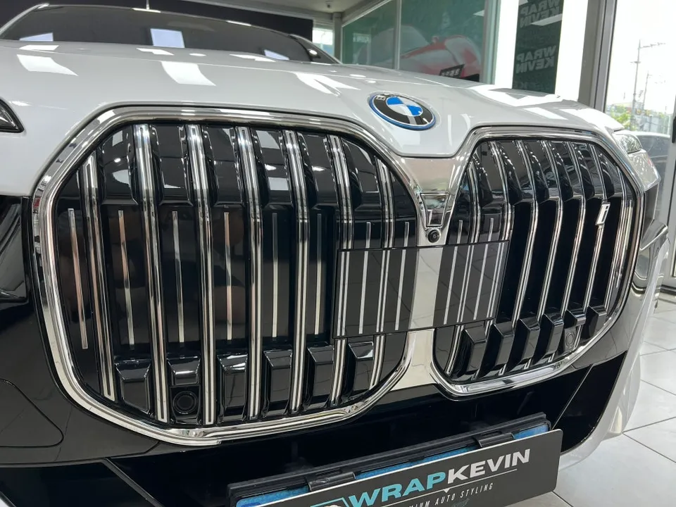 BMW i7のカーラッピング事例:クロームパーツの印象変更 施工写真 3-2