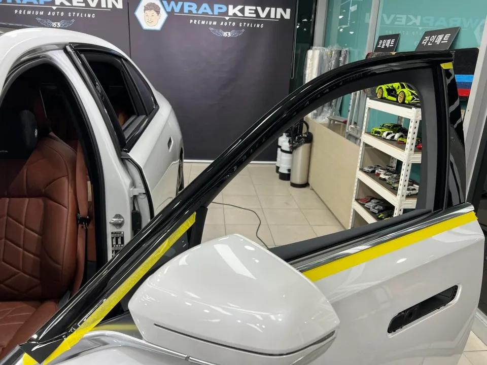 BMW i7のカーラッピング事例:クロームパーツの印象変更 施工写真 3-3