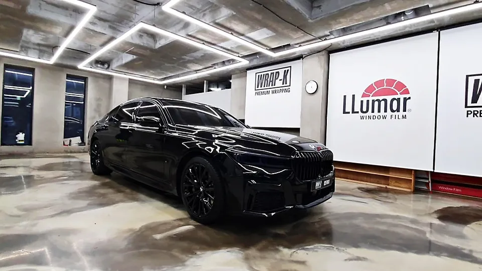 BMW 7 Series vinyl wrap - BMW 7 Series Vinyl Wrap Review: Chrome Delete for Black Edition photo 3