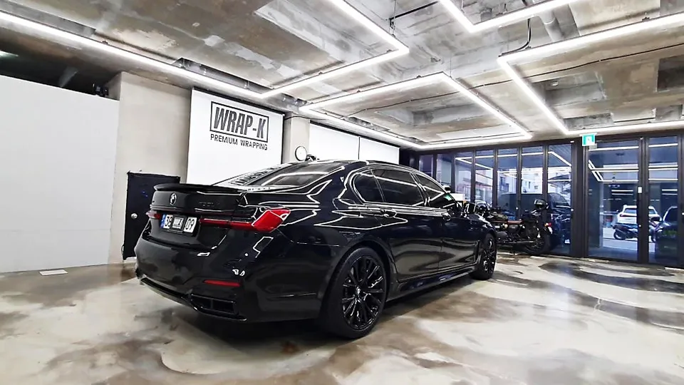 BMW 7 Series vinyl wrap - BMW 7 Series Vinyl Wrap Review: Chrome Delete for Black Edition photo 4