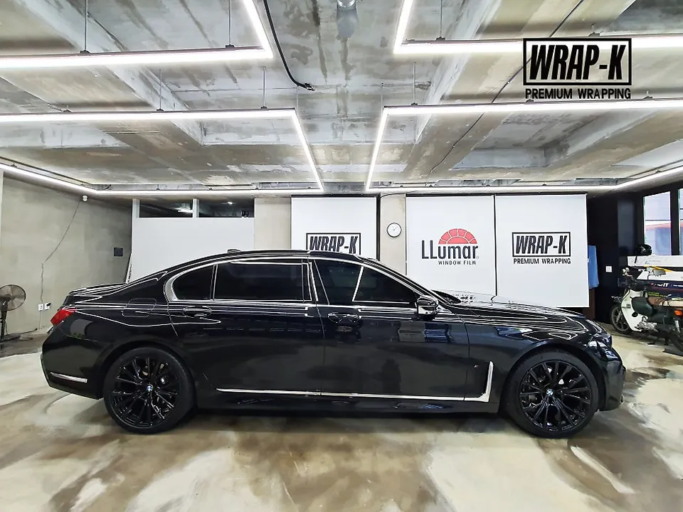 BMW 7 Series vinyl wrap - BMW 7 Series Vinyl Wrap Review: Chrome Delete for Black Edition photo 5