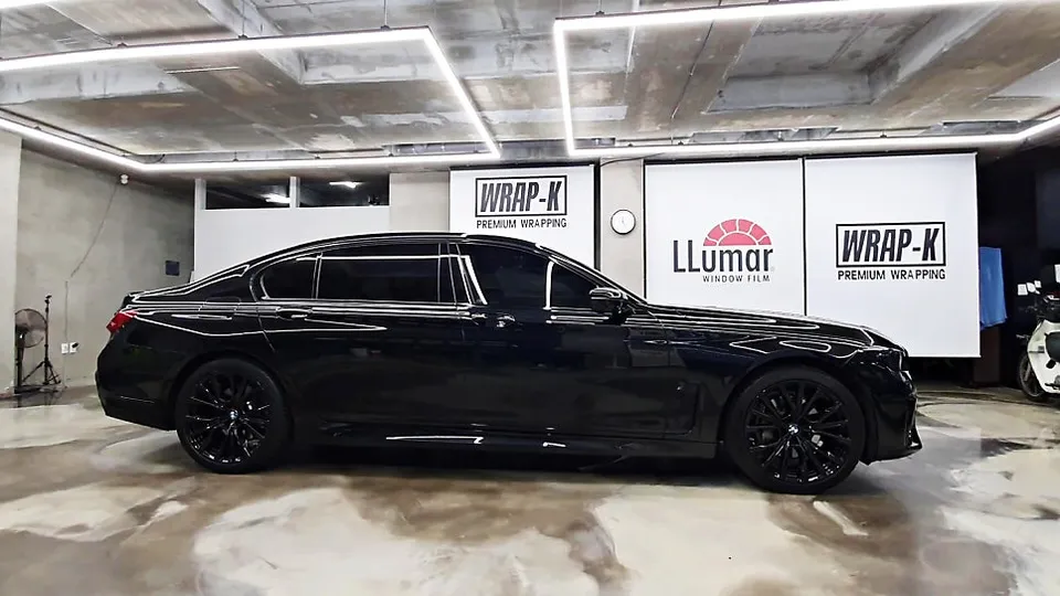 BMW 7 Series vinyl wrap - BMW 7 Series Vinyl Wrap Review: Chrome Delete for Black Edition photo 6