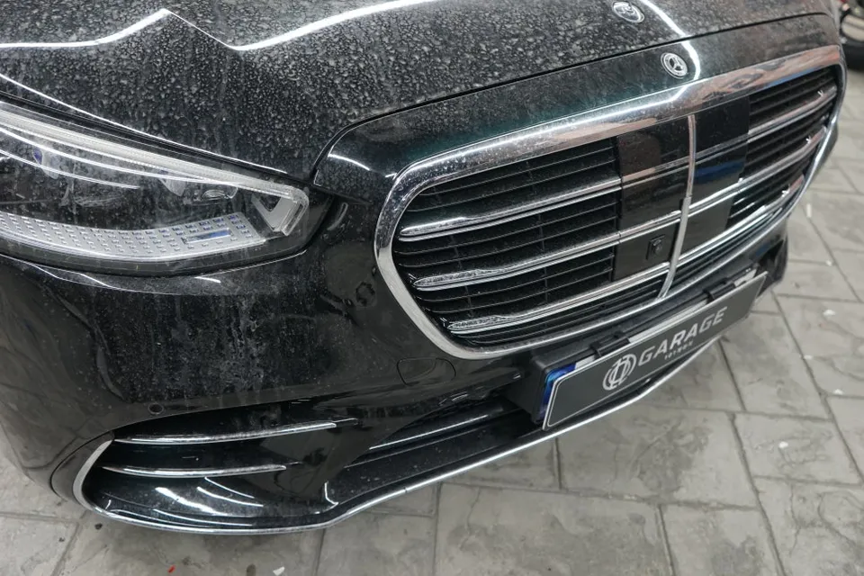 メルセデス・ベンツ Sクラス W223のカーラッピング事例 施工写真 4-1