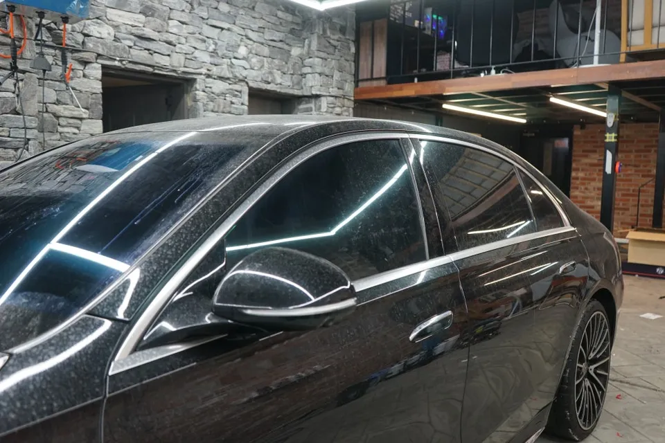 メルセデス・ベンツ Sクラス W223のカーラッピング事例 施工写真 3-2