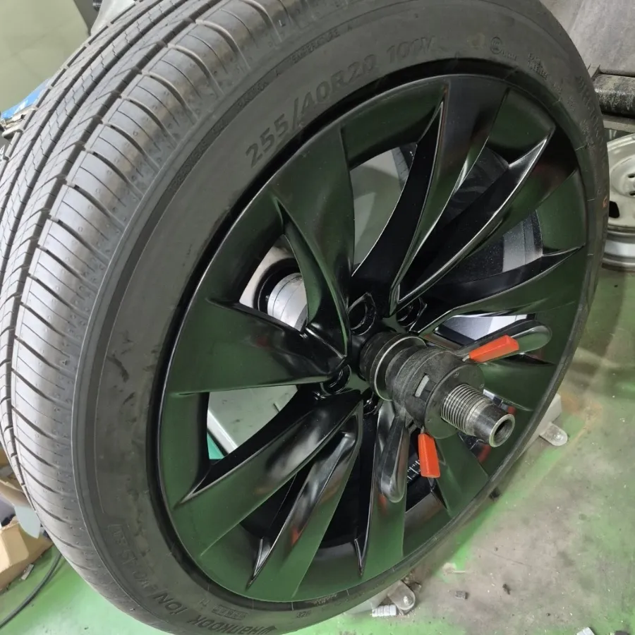 Tesla Model Yのホイールリペア・塗装事例 施工写真 1-3