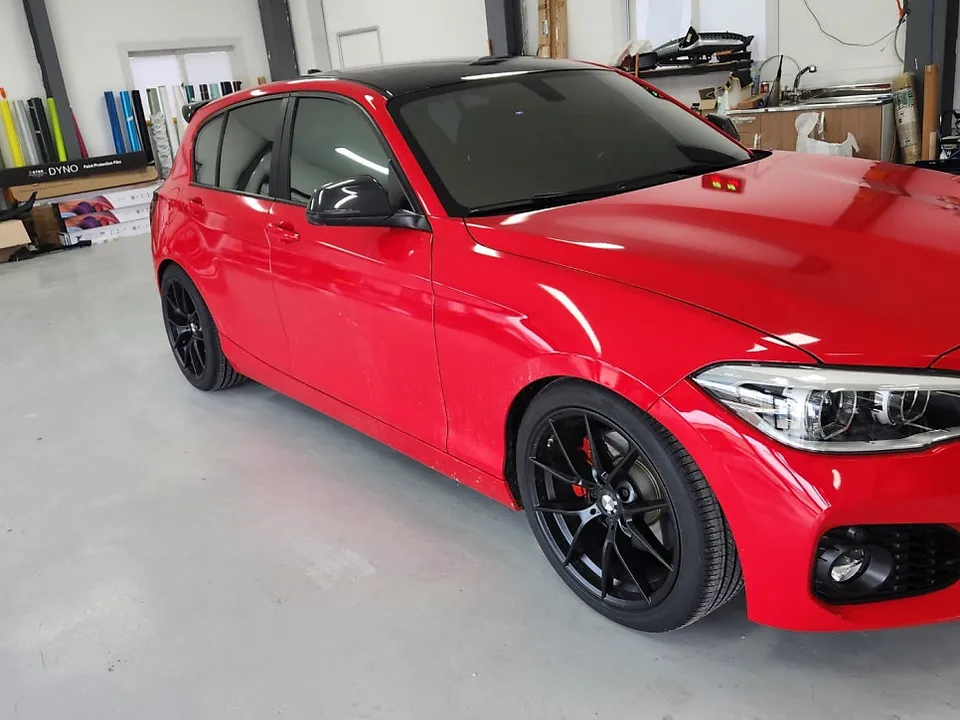 BMW 1 Seriesのカーラッピング事例|サテンブラックPETフィルム 施工写真 1-1