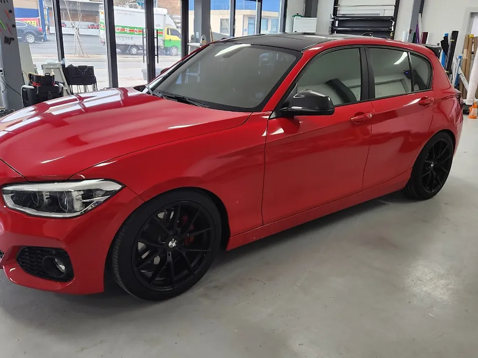 BMW 1 Seriesのカーラッピング事例|サテンブラックPETフィルム 施工写真 2-1