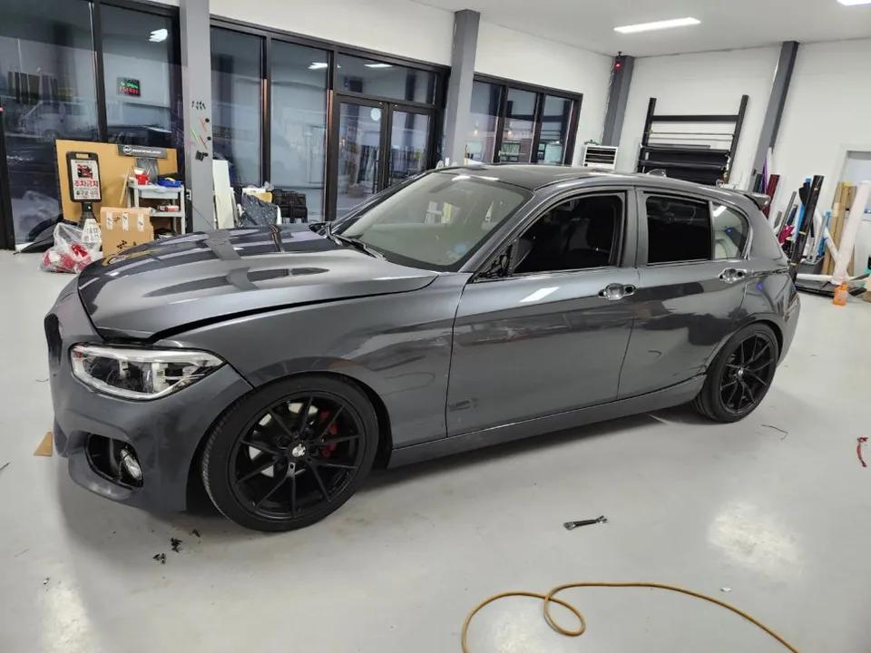 BMW 1 Seriesのカーラッピング事例|サテンブラックPETフィルム 施工写真 1-2