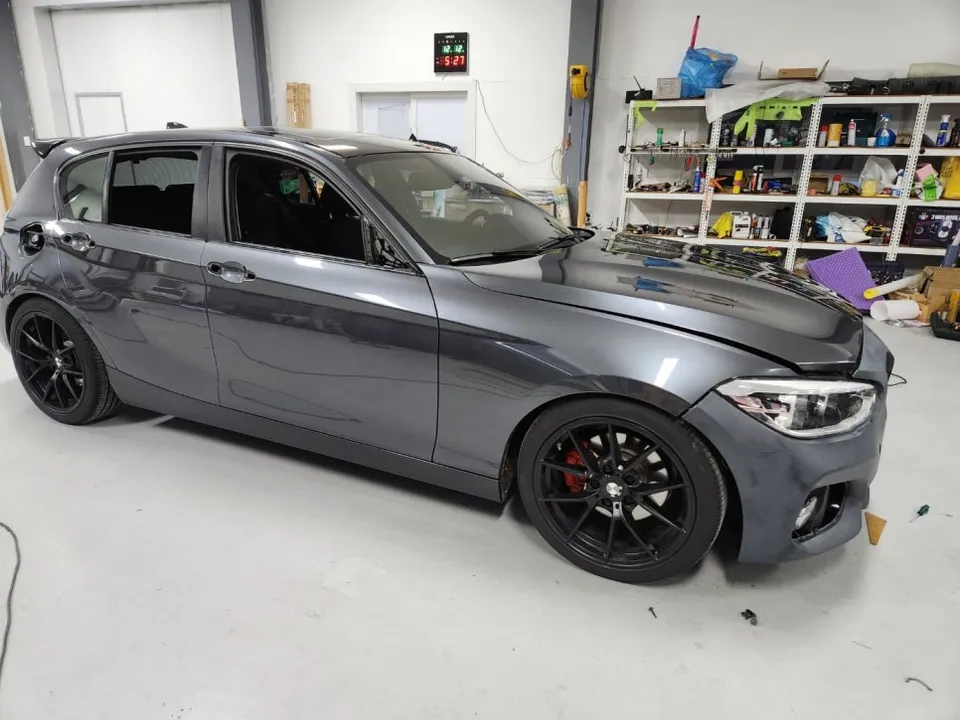 BMW 1 Seriesのカーラッピング事例|サテンブラックPETフィルム 施工写真 2-2