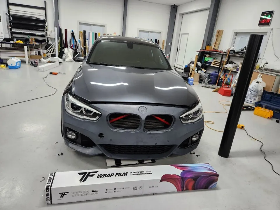 BMW 1 Seriesのカーラッピング事例|サテンブラックPETフィルム 施工写真 1-3