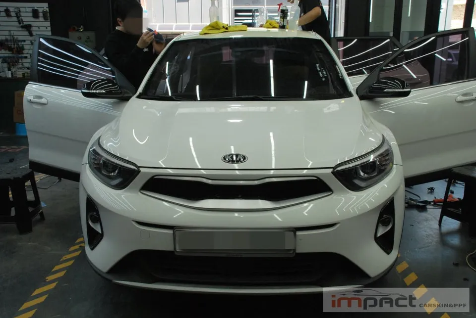 Kia Stonicのカーラッピング事例|高光沢ブラックで高級感をプラス 施工写真 2-1