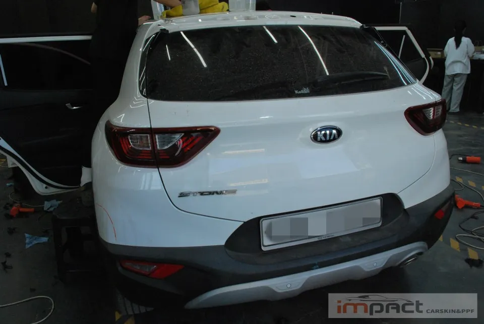 Kia Stonicのカーラッピング事例|高光沢ブラックで高級感をプラス 施工写真 3-1