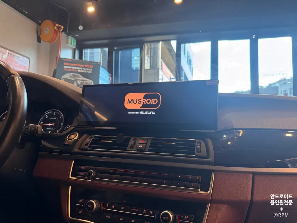 BMW 5 Series F10のAndroid Auto・CarPlay取付事例 施工写真 3