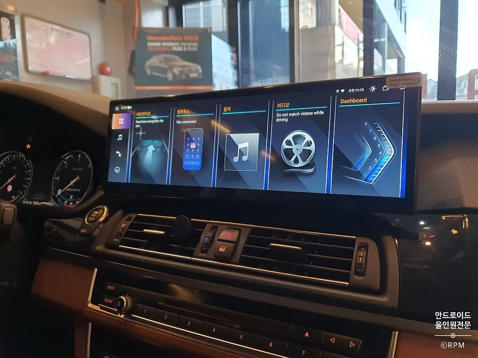 BMW 5 Series F10のAndroid Auto・CarPlay取付事例 施工写真 5