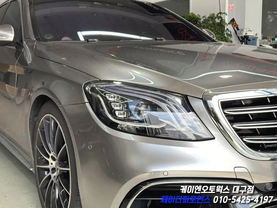 メルセデス・ベンツ Sクラス W222のカーラッピング事例 施工写真 2-3