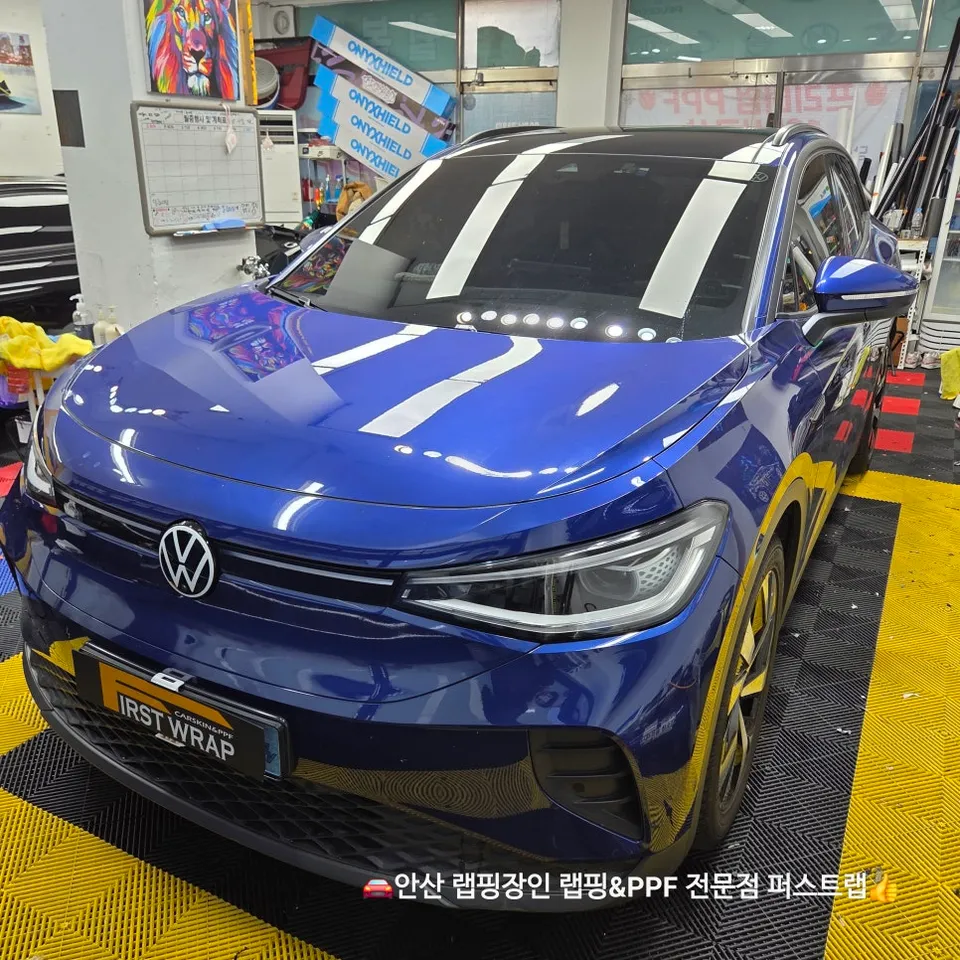 Volkswagen ID.4のカーラッピング事例|高光沢ホワイト 施工写真 2-1