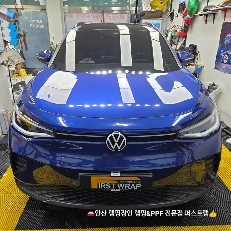 Volkswagen ID.4のカーラッピング事例|高光沢ホワイト 施工写真 3-1
