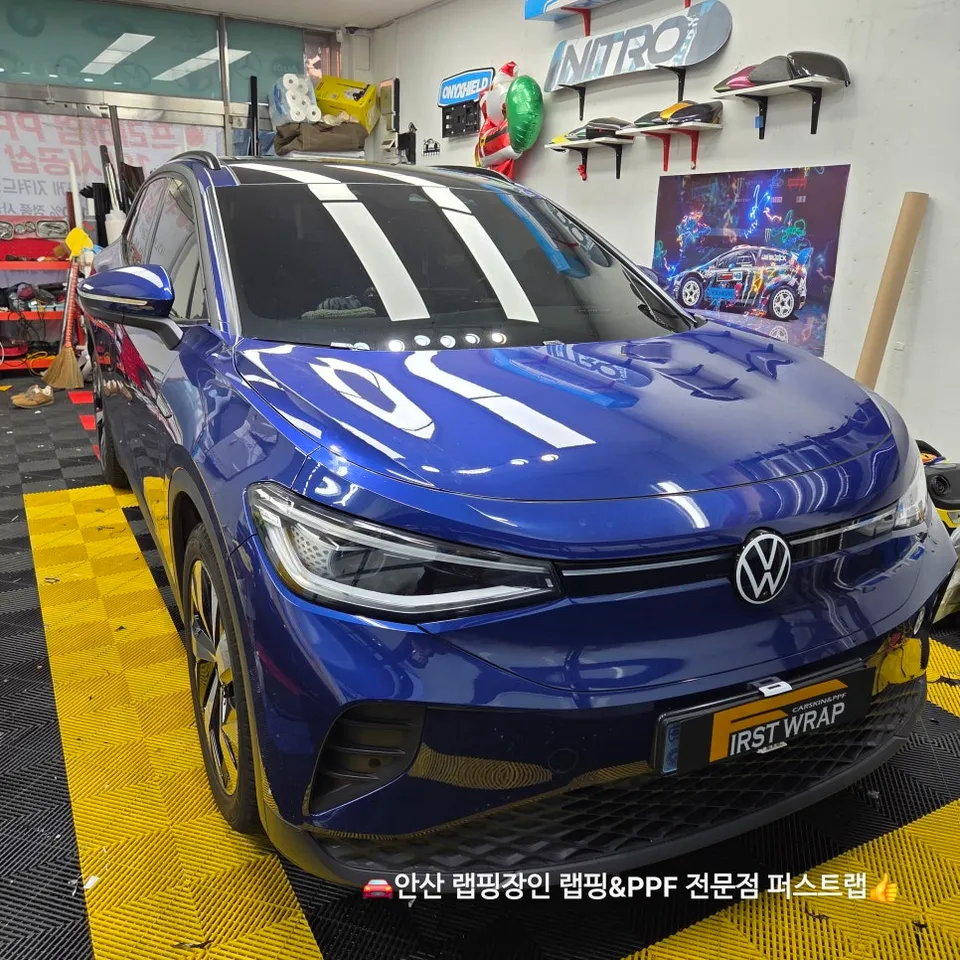Volkswagen ID.4のカーラッピング事例|高光沢ホワイト 施工写真 1-2