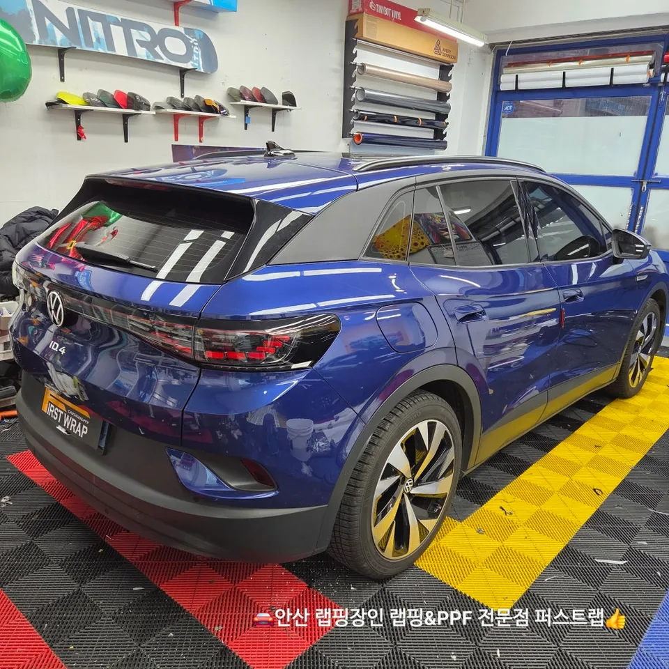Volkswagen ID.4のカーラッピング事例|高光沢ホワイト 施工写真 3-2
