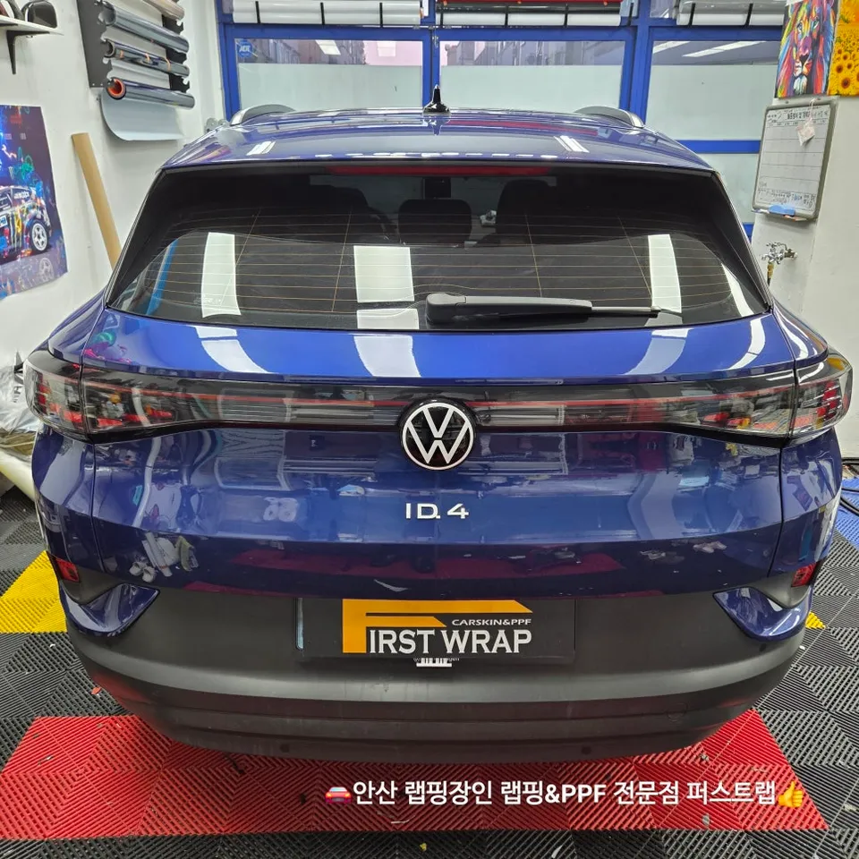 Volkswagen ID.4のカーラッピング事例|高光沢ホワイト 施工写真 1-3
