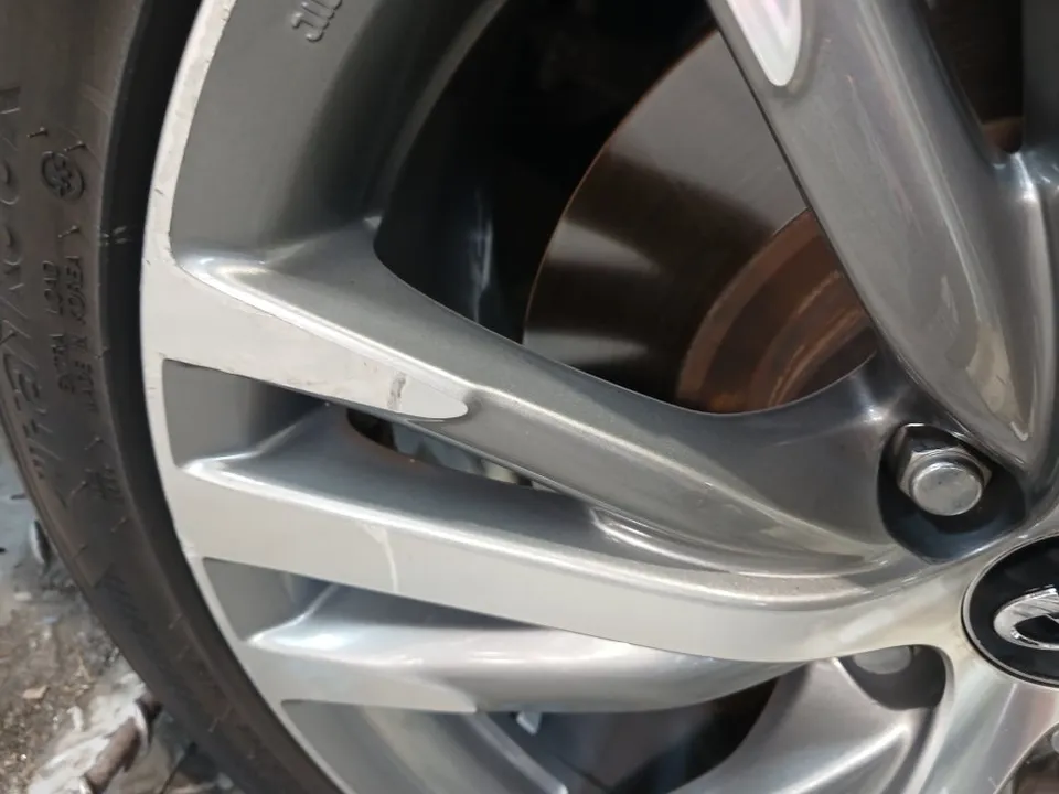 Infiniti Q50のホイールリペア・塗装事例 施工写真 3-1