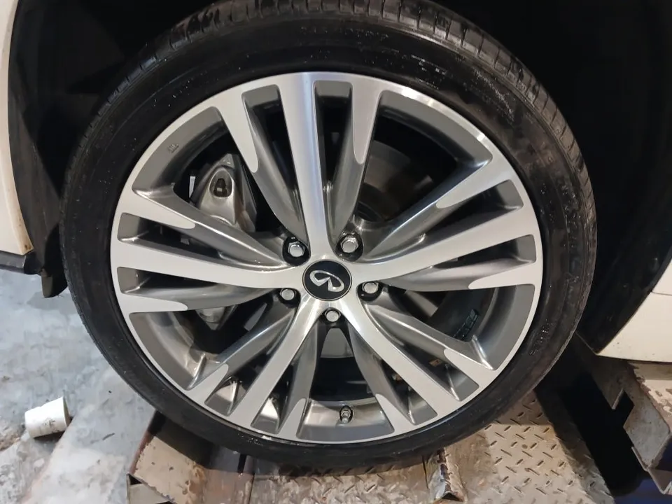Infiniti Q50のホイールリペア・塗装事例 施工写真 4-2