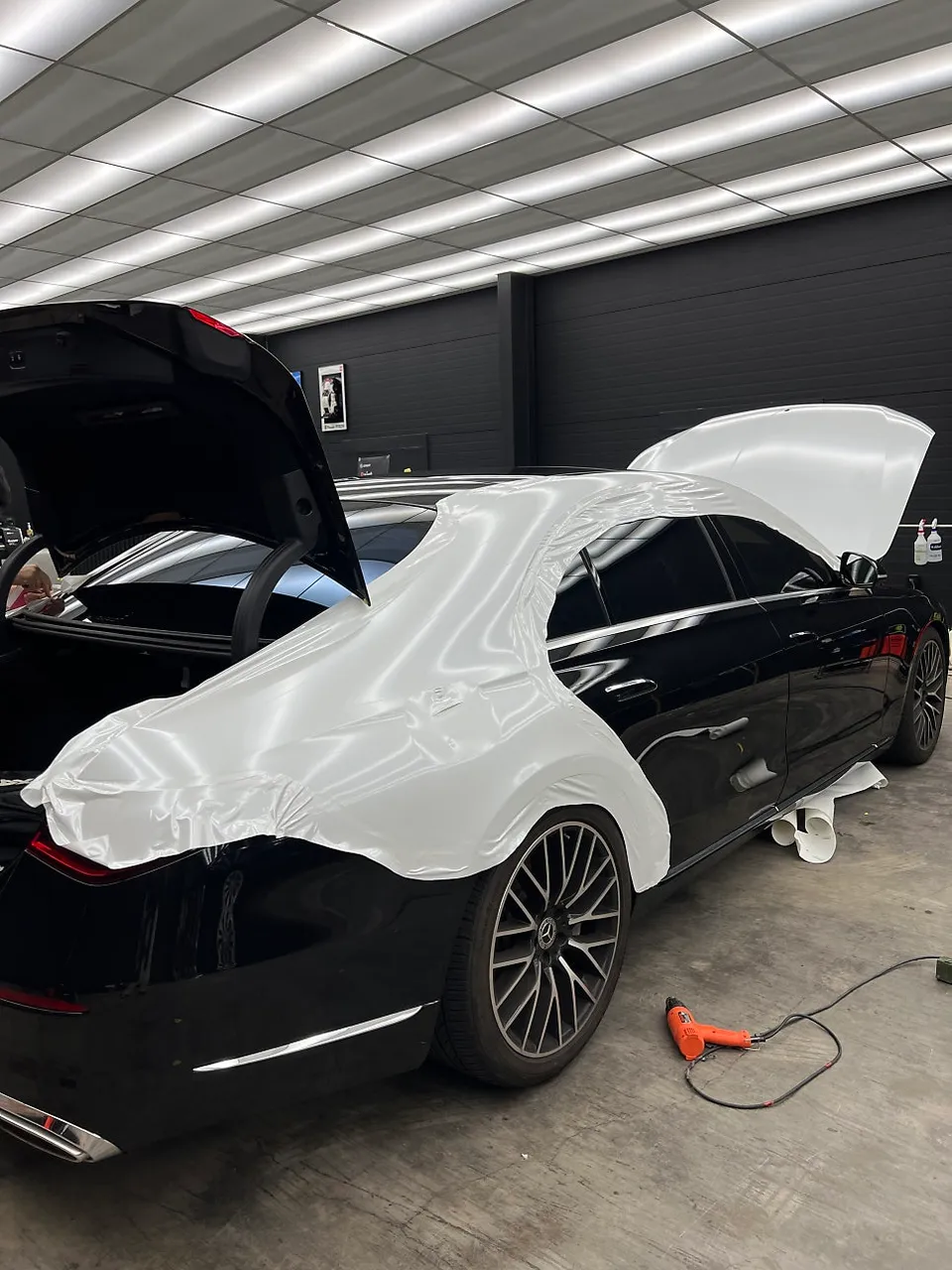 メルセデス・ベンツ S580のカーラッピング事例|費用目安・仕上がり 施工写真 2-1
