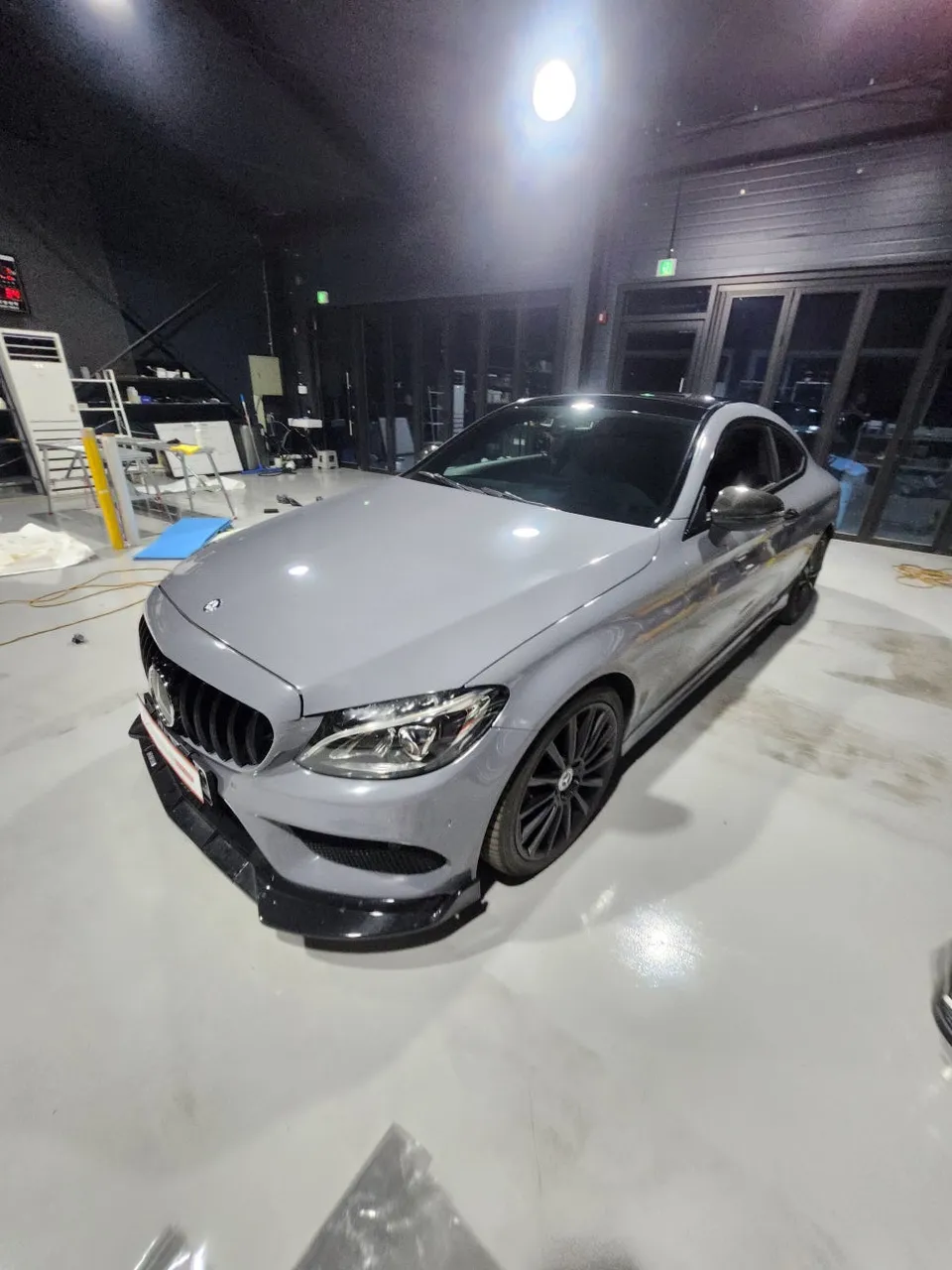 Mercedes-Benz C200のカーラッピング事例|高級感ある仕上がり 施工写真 3-1