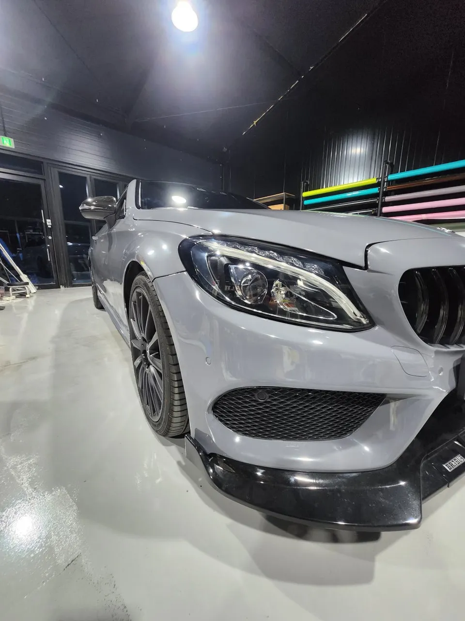 Mercedes-Benz C200のカーラッピング事例|高級感ある仕上がり 施工写真 3-2